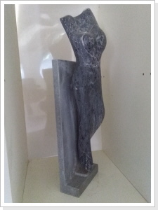 weibliche Figur, schwarzer Alabaster und Aluminium